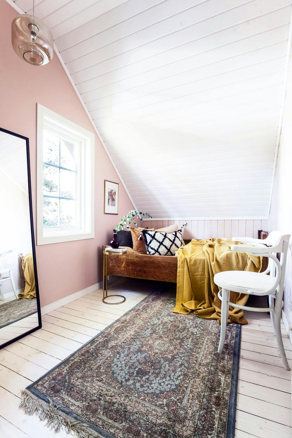 Ivaretar gamle møbler og ting rosa rom malt i fargen deco pink fra Jotun